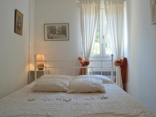 une chambre avec un lit blanc avec une fenêtre dans l'établissement Appartement RDC avec Parking, 500m Port, Thalasso, 2 Chambres, 3 Étoiles, 4 Couchages - Banyuls-sur-Mer - FR-1-225C-589, à Banyuls-sur-Mer