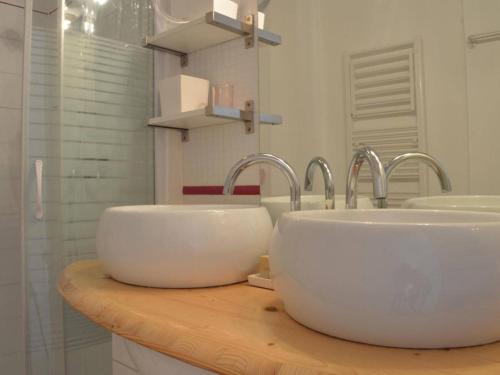deux lavabos sur un comptoir en bois dans une salle de bain dans l'établissement Appartement RDC avec Parking, 500m Port, Thalasso, 2 Chambres, 3 Étoiles, 4 Couchages - Banyuls-sur-Mer - FR-1-225C-589, à Banyuls-sur-Mer