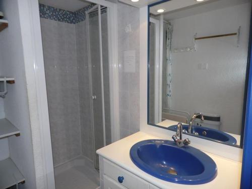 une salle de bain avec un lavabo bleu et une douche dans l'établissement Maison avec Terrasse et Piscine, Climatisation, Parking Privé, 34340 Marseillan - FR-1-326-660, à Marseillan