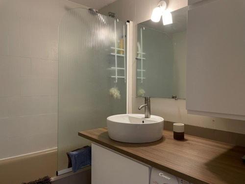 une salle de bain avec un lavabo et une douche dans l'établissement T3 mezzanine 6p, plage à 300m, parking privé, terrasse - FR-1-225C-86, à Banyuls-sur-Mer