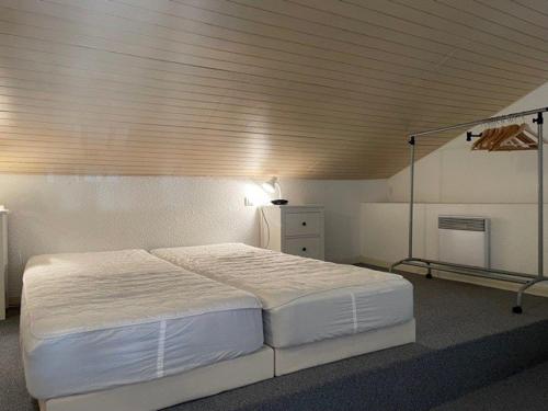une chambre avec un grand lit blanc dans une pièce dans l'établissement T3 mezzanine 6p, plage à 300m, parking privé, terrasse - FR-1-225C-86, à Banyuls-sur-Mer