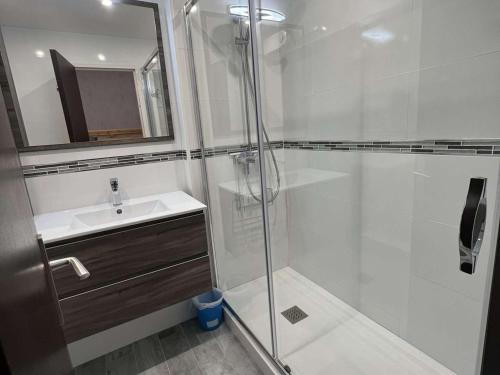 Kúpeľňa v ubytovaní Studio cabine avec piscine, parking, climatisation et animaux admis - FR-1-702-33