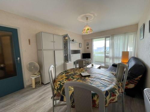 un salon avec une table et une salle à manger dans l'établissement Appartement 2 pièces avec loggia, à 200m de la mer, 4 couchages, avec TV et lave-linge séchant - FR-1-224C-213, à Saint-Hilaire-de-Riez