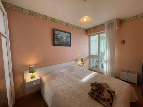 Posteľ alebo postele v izbe v ubytovaní Appartement 2 pièces avec loggia, à 200m de la mer, 4 couchages, avec TV et lave-linge séchant - FR-1-224C-213