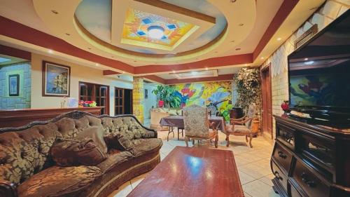 a living room with a couch and a table at HOTEL CUNA MAYA B y B in Copan Ruinas