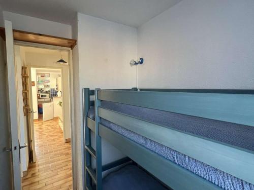 Posteľ alebo postele v izbe v ubytovaní T2 Cabine avec Parking et Ascenseur à 100m de la Plage - Animaux Acceptés, 34300 Cap d'Agde - FR-1-702-40