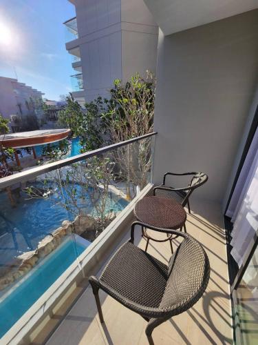Bazén v ubytování Phuket Emerald Beach Resort nebo v jeho okolí