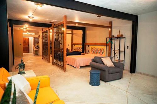 una sala de estar con una cama y un sofá en TORRE - Especial para grupos grandes., en Mazatlán