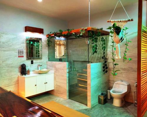 Un baño con ducha, lavabo e inodoro. en TORRE - Especial para grupos grandes., en Mazatlán