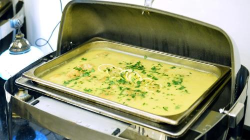 Makanan di atau berdekatan hotel