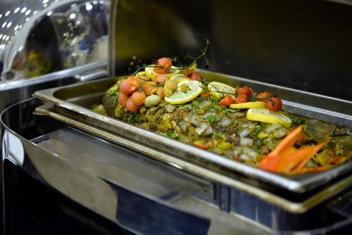 Makanan di atau berdekatan hotel