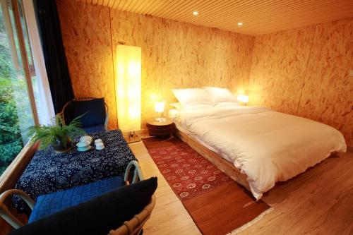 Postel nebo postele na pokoji v ubytování Tong Sang Art Hotel