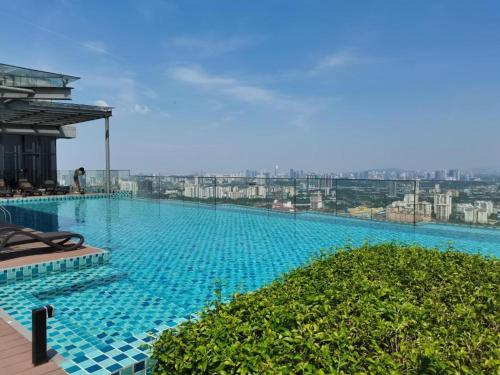 ein großer Pool auf einem Gebäude in der Unterkunft ekocheras duplex suites with balcony, drinking water, Karaoke K in Kuala Lumpur