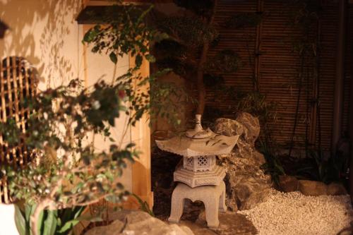 大阪市にある有秋 双葉の植物の庭園内の石鳥風呂