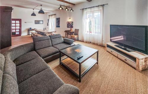 un salon avec un canapé et une télévision à écran plat dans l'établissement Lovely Home In Laurens, à Laurens