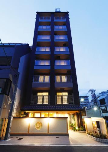 大阪市にある有秋 双葉の目の前に灯る黒い高い建物