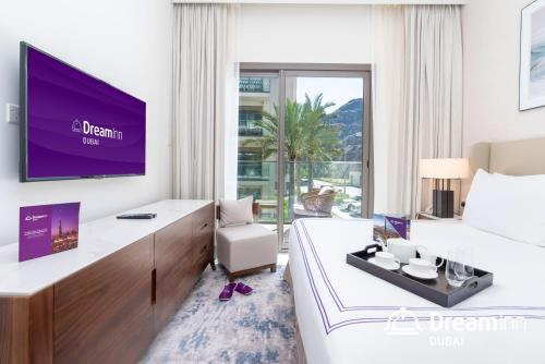  Dream Inn Apartments - Address Beach Residence Fujairah -  Room  picture :   Tea/Coffee maker    Shower    Bath                           