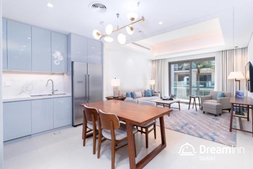  Dream Inn Apartments - Address Beach Residence Fujairah -  Room  picture :   Tea/Coffee maker    Shower    Bath                           