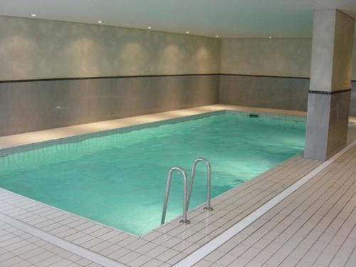 בריכת השחייה שנמצאת ב-Appartementhaus Onyx - zentrale, ruhige Lage - neu renoviert - mit Hallenbad - 600 Schritte vom Bahnhof או באזור