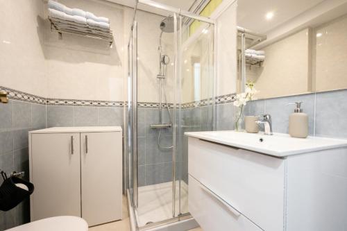 een badkamer met douche, wastafel en toilet bij Sea & Mountain, front line, 1 min to beach by 10ToSea in Fuengirola