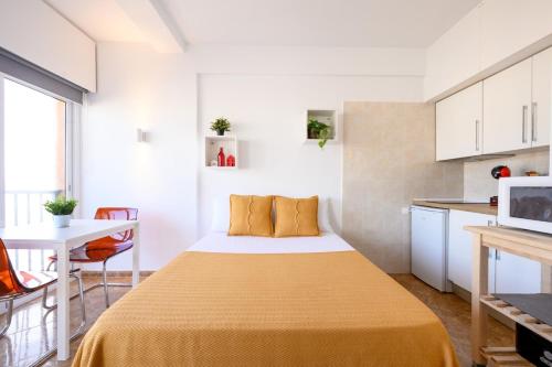 Apartamento pequeño con cama amarilla en una habitación en Sea & Mountain, front line, 1 min to beach by 10ToSea en Fuengirola