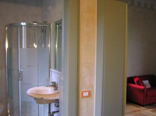 a bathroom with a sink and a shower at Bed & Breakfast Villa Palma in Lovere