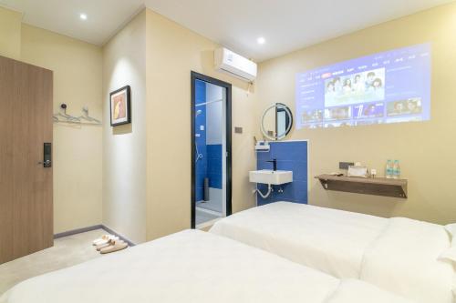 Ein Bett oder Betten in einem Zimmer der Unterkunft Puzzle Hotel Guangzhou Fenghuang New Village Subway Station