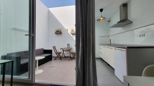 una cucina e un soggiorno con tavolo di Beautiful Studio With Patio Carrapateira a Carrapateira