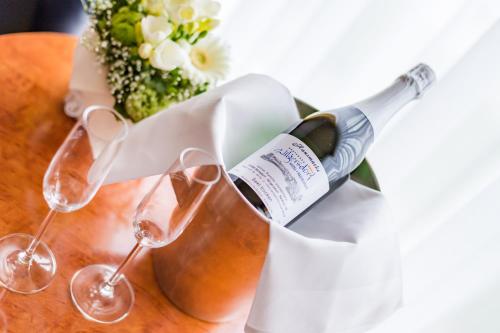 a bottle of wine and two glasses on a table at Gästehaus Wilgersdorf GmbH in Wilnsdorf