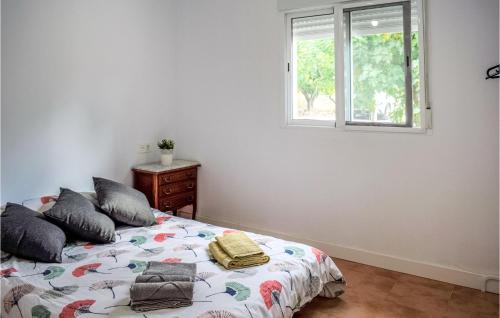 una camera con letto e finestra di Pet Friendly Home In Xativa With Kitchenette a Xàtiva