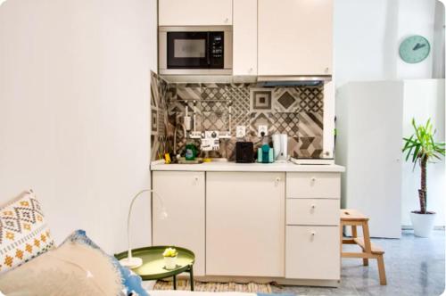 Kitchen o kitchenette sa Campolide Green Door Studio