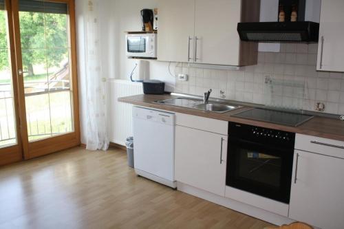 Cuina o zona de cuina de Große Wohnung in Fürsteneck mit Grill und Terrasse