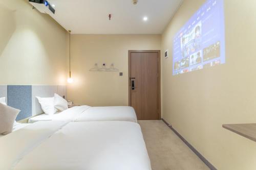 Ein Bett oder Betten in einem Zimmer der Unterkunft Puzzle Hotel Guangzhou Fenghuang New Village Subway Station