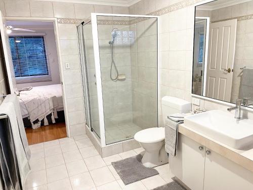 Ένα μπάνιο στο The Scarborough Beach House - Walk to the beach!