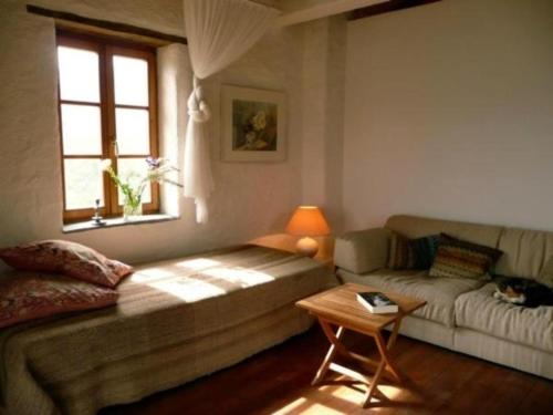Ranzo-Borgo的住宿－CASA SISSI, Sehnsuchtsort zwischen Olivenhainen，带沙发和窗户的客厅
