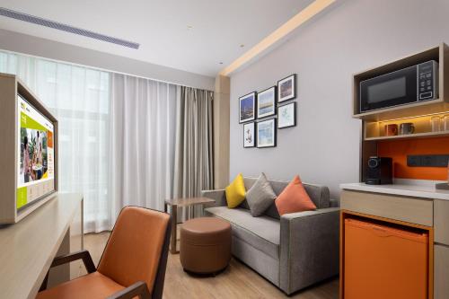 Home2 Suites by Hilton Chongqing Yubeiにあるテレビまたはエンターテインメントセンター