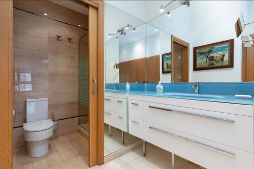 La salle de bains est pourvue de toilettes, d'un lavabo et d'un miroir. dans l'établissement luxury sea view apartment with 2 rooms, à Valence