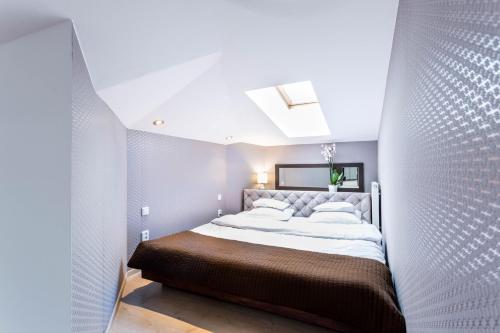 sypialnia z dużym łóżkiem w pokoju w obiekcie Jacuzzi Kraków Bamboo w Krakowie