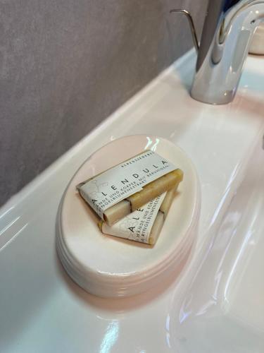 a scale sitting on a white plate on a sink at Ferienwohnung Einklang in Krün