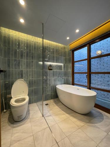 台南市にある灣島 wandaoのバスルーム(バスタブ、トイレ付)