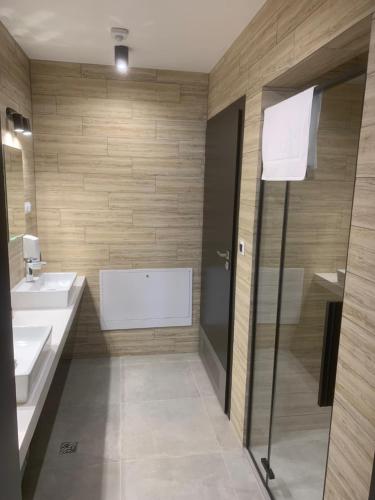 a large bathroom with two sinks and a shower at Stylchyn 90 Apartamenty nad Jeziorem Czorsztyńskim in Kluszkowce