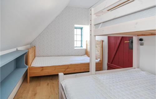 Brundby的住宿－Awesome Home In Sams With Kitchen，一间卧室设有两张双层床和一扇红色的门。