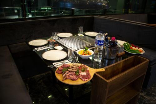Makanan di atau berdekatan hotel