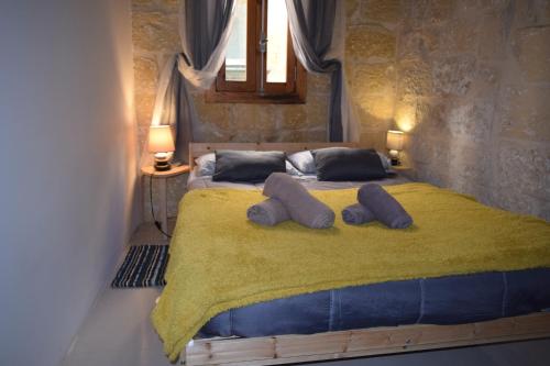 1 dormitorio con 1 cama grande y 2 almohadas en St George of Lydda B&B en Victoria