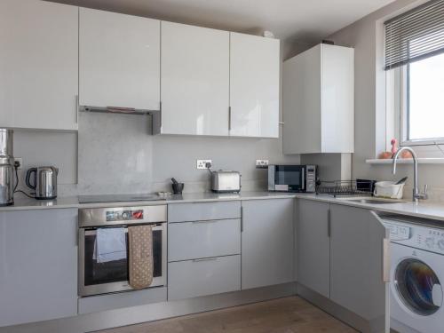 מטבח או מטבחון ב-Pass the Keys - Stylish flat with view in West Central London