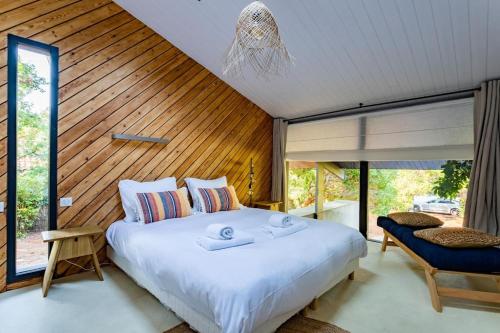 Llit o llits en una habitació de Villa d'architecte avec piscine au Cap ferret