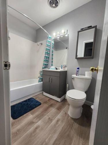 La salle de bains est pourvue de toilettes, d'une baignoire et d'un lavabo. dans l'établissement Apartment in Beaverton, à Beaverton