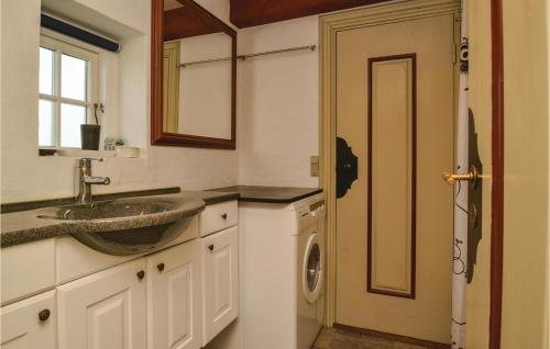 bagno con lavandino e lavatrice di Beautiful Home In Fan With Sauna a Sønderho