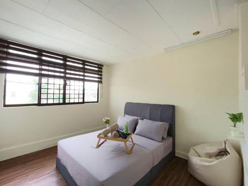 um quarto com uma cama com uma mesa em Taman Sri Tebrau,Spacious Space by Antlerzone em Johor Bahru