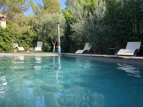 Photo de la galerie de l'établissement Chambre d’hôte de Charme avec Piscine privative, à Eyguières